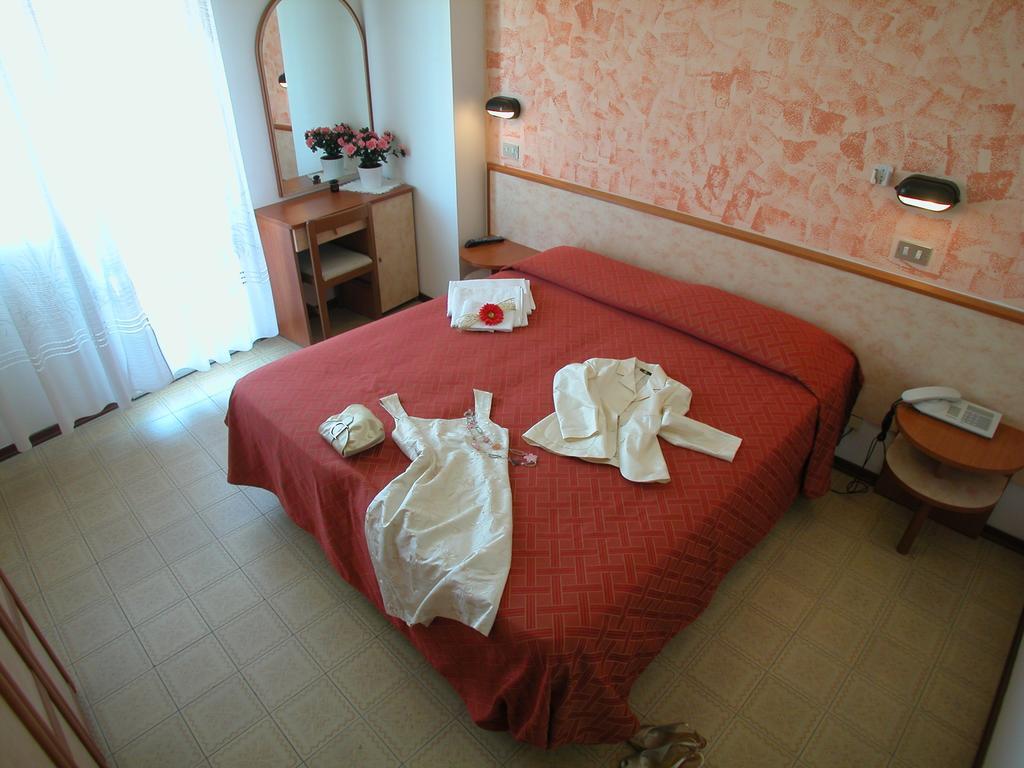 Hotel Merkury Torre Pedrera Rum bild