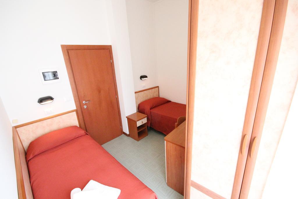 Hotel Merkury Torre Pedrera Rum bild
